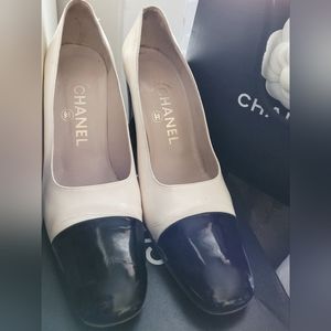 Chanel Pumps (AUTHENTIC - Vintage) - Black and White